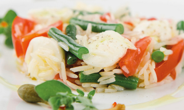 Reissalat mit Mozzarella und Kapernfrüchten