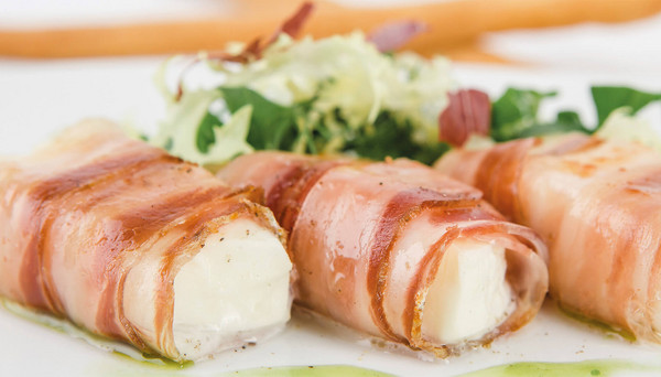 Roulades of Speck ham and mozzarella with salad