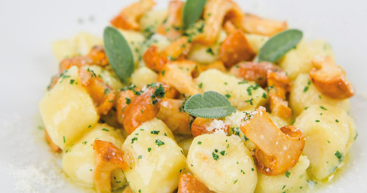 Stuffed potato gnocchi with chanterelle sauce