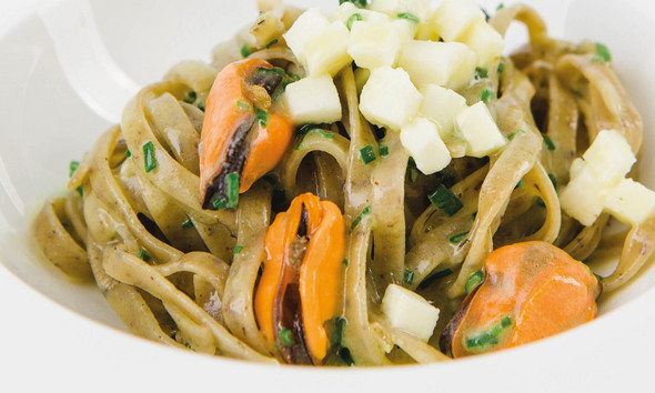Buckwheat noodles with mussels and mozzarella