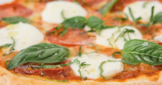 Pizza with tomatoes, Mozzarelline and basil