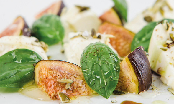 Figs with mozzarella and pumpkin seeds
