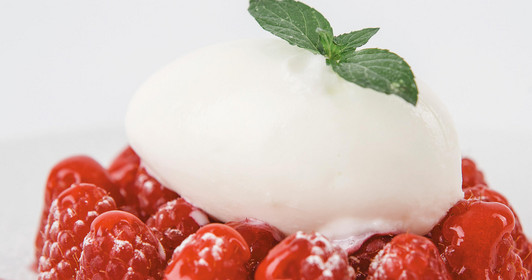 Mozzarella gelato with raspberries